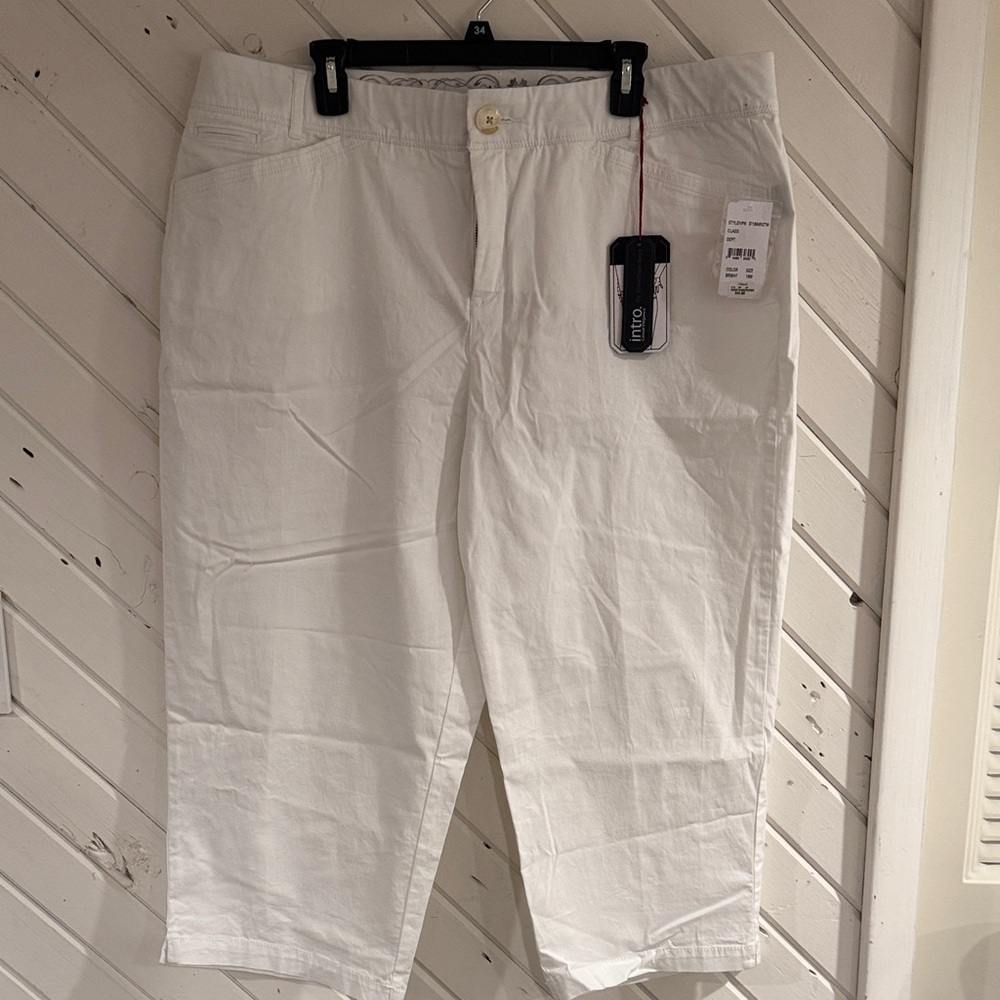 Intro. Women's White Capris - Picture 1 of 5